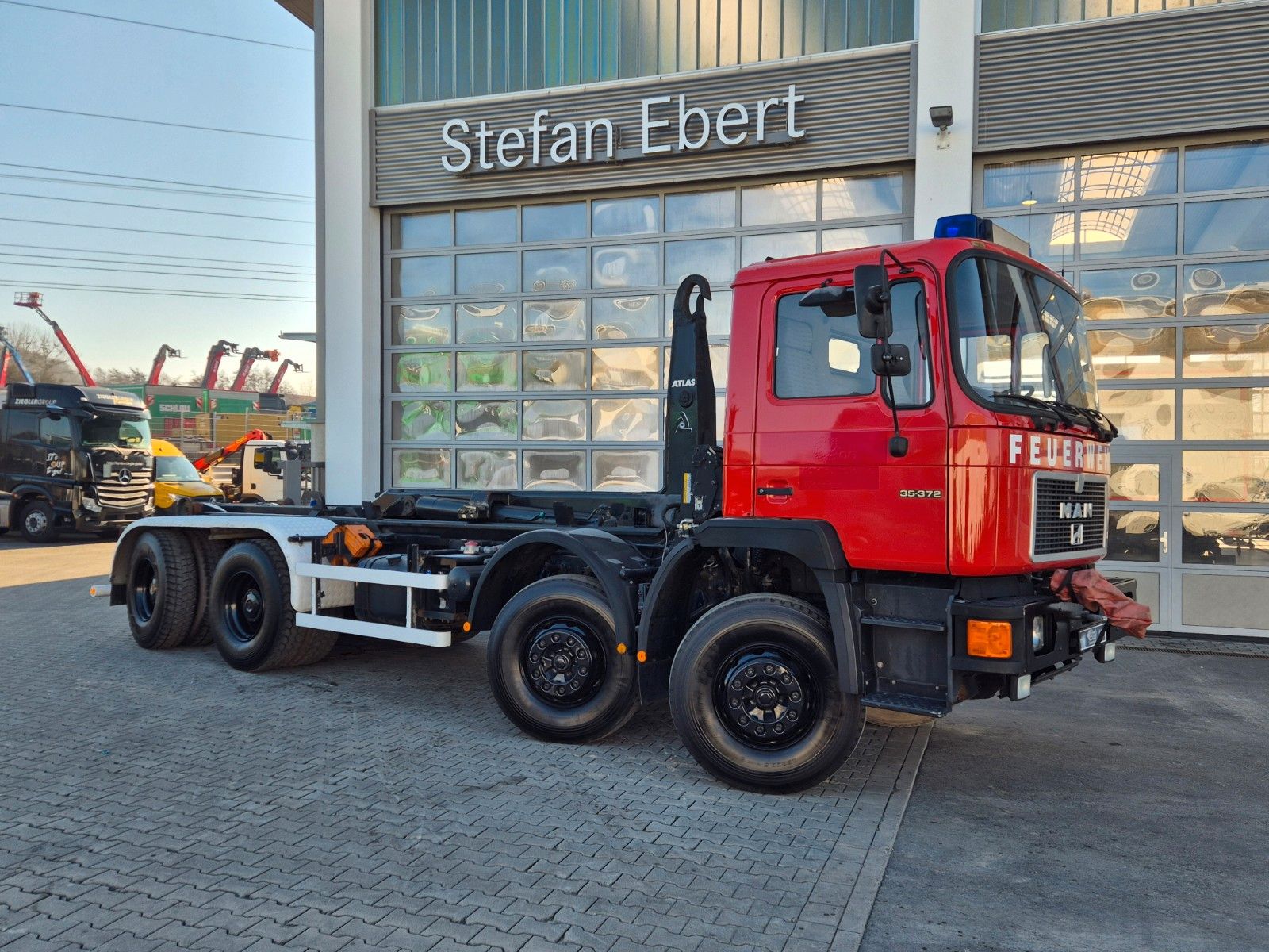 Fahrzeugabbildung MAN 35.372 (F14) 8x4 Atlas 4. Achse gelenkt Seilwind