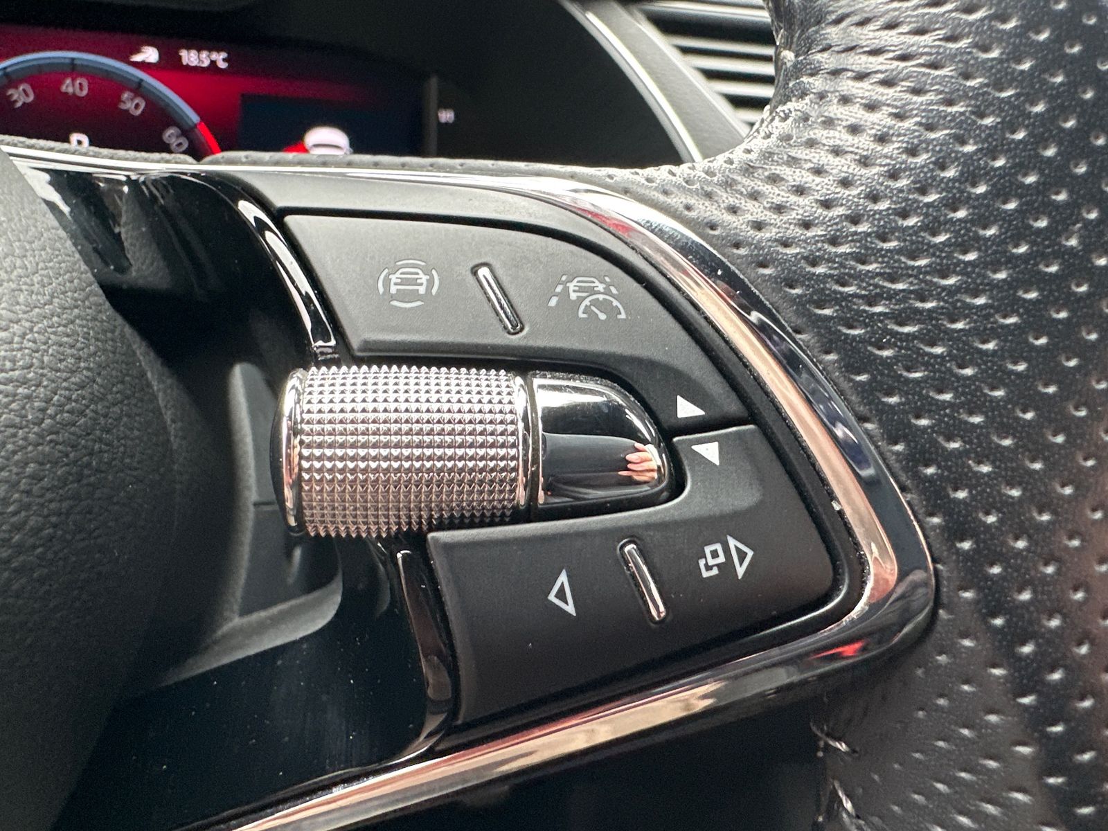 Fahrzeugabbildung SKODA Superb Combi 1.4 TSI iV DSG Sportline NAV+LED