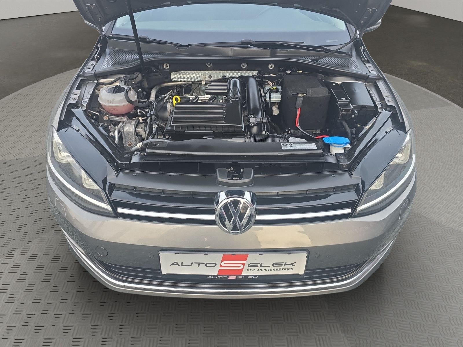 Fahrzeugabbildung Volkswagen Golf VII  Highline BMT/NAVi/PDC/XENON