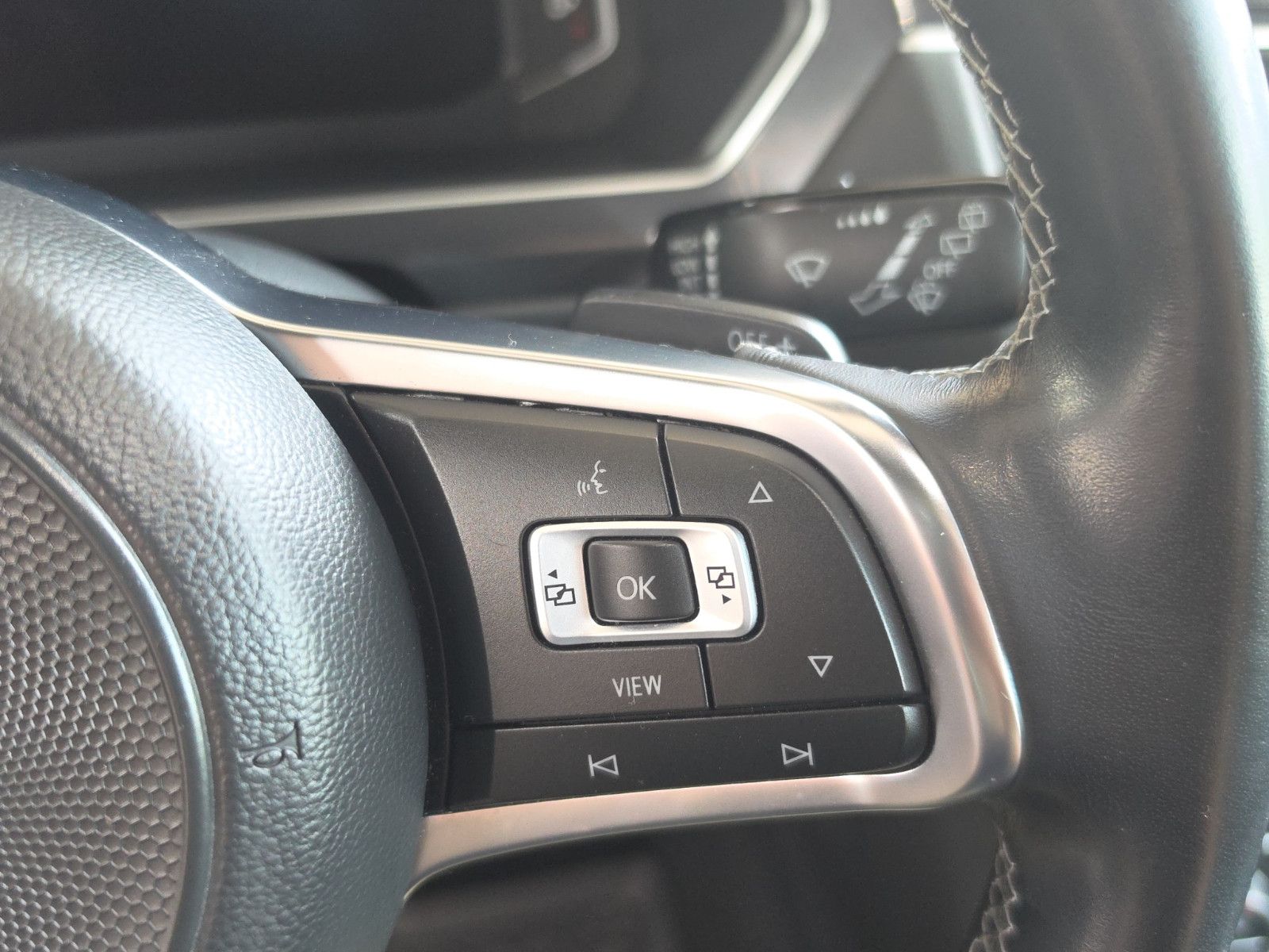 Fahrzeugabbildung Volkswagen Tiguan  R-LINE HiGHLiNE  4MOTION PANORAMA DACH