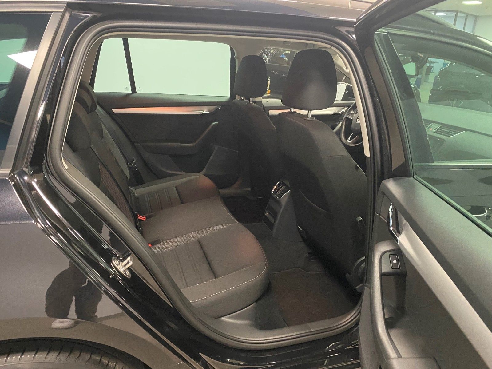 Fahrzeugabbildung SKODA Octavia 1.4 TSI Ambition Combi+NAVI+TEMPOMAT+SHZ