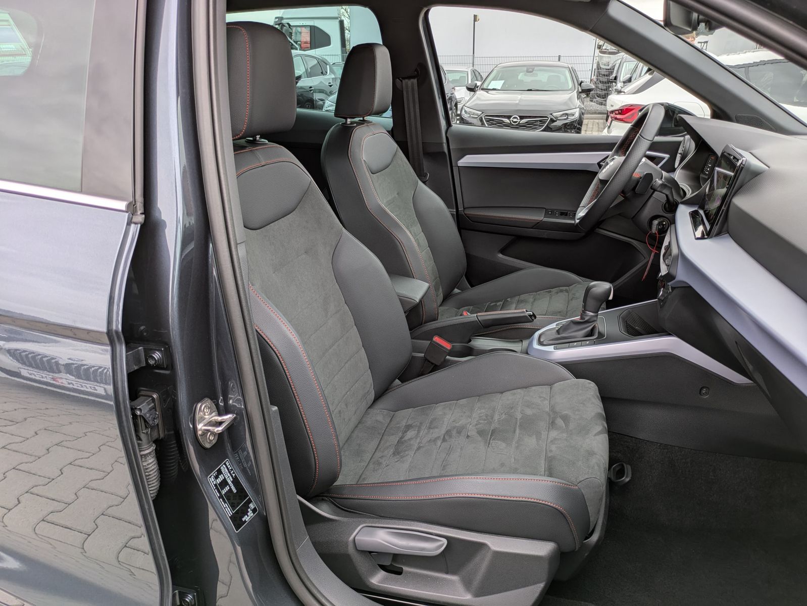 Fahrzeugabbildung SEAT Arona 1.5 TSI FR DSG AHK*ACC*LED*APP*DAB*KAMERA