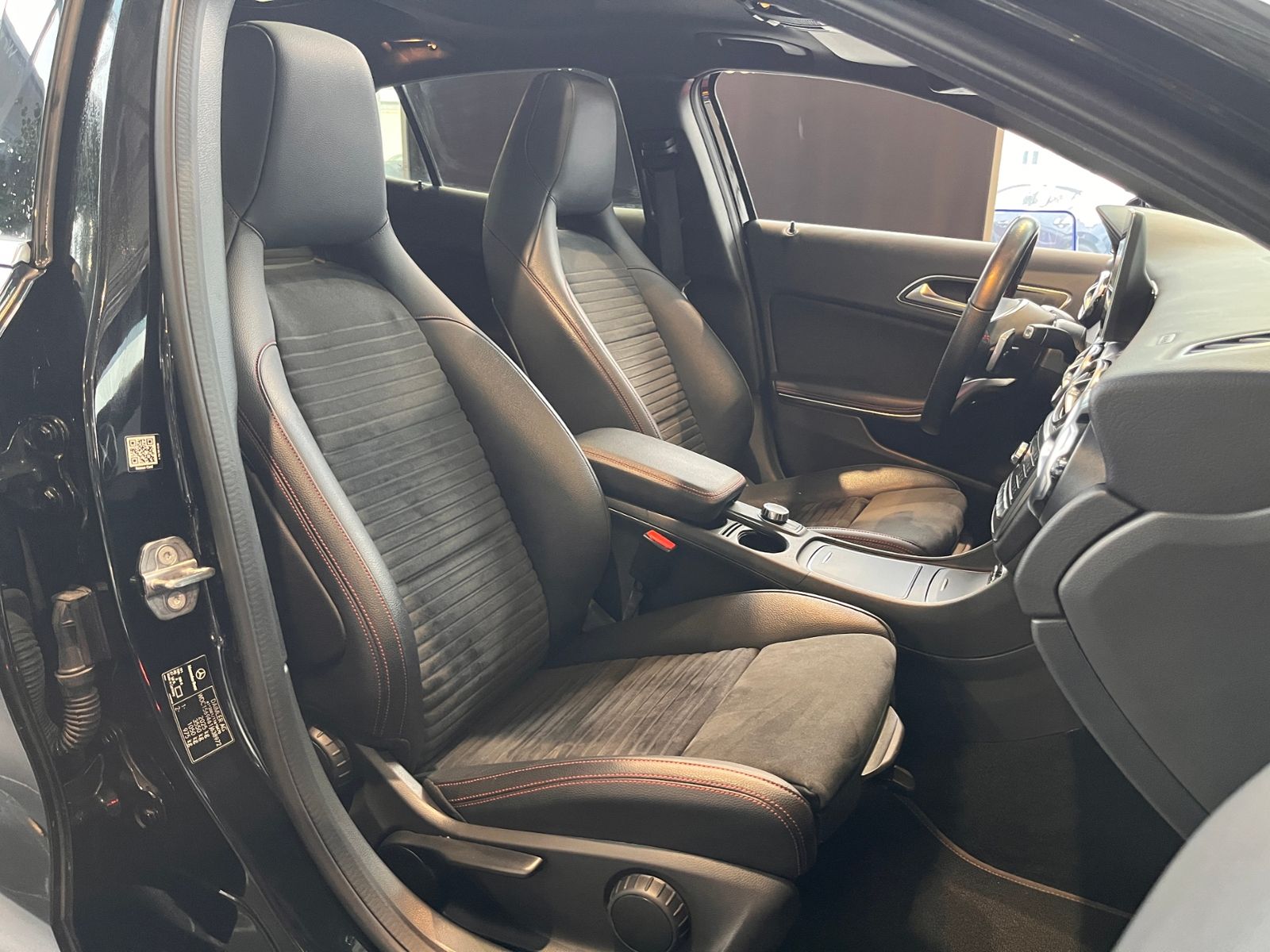 Fahrzeugabbildung Mercedes-Benz GLA 250 4Matic AMG Line AHK PANO RFK 19"