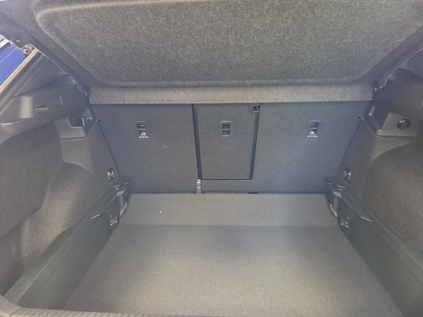 Fahrzeugabbildung Volkswagen T-Roc R-Line 1.5 eTSI DSG HUD Navi Digitales Coc