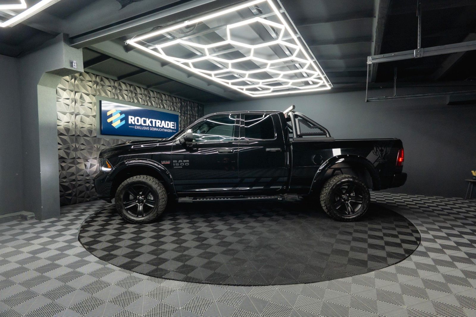 Fahrzeugabbildung Dodge RAM 5.7 V8 HEMI 4x4 OFFROAD Night-Paket LONG 19%