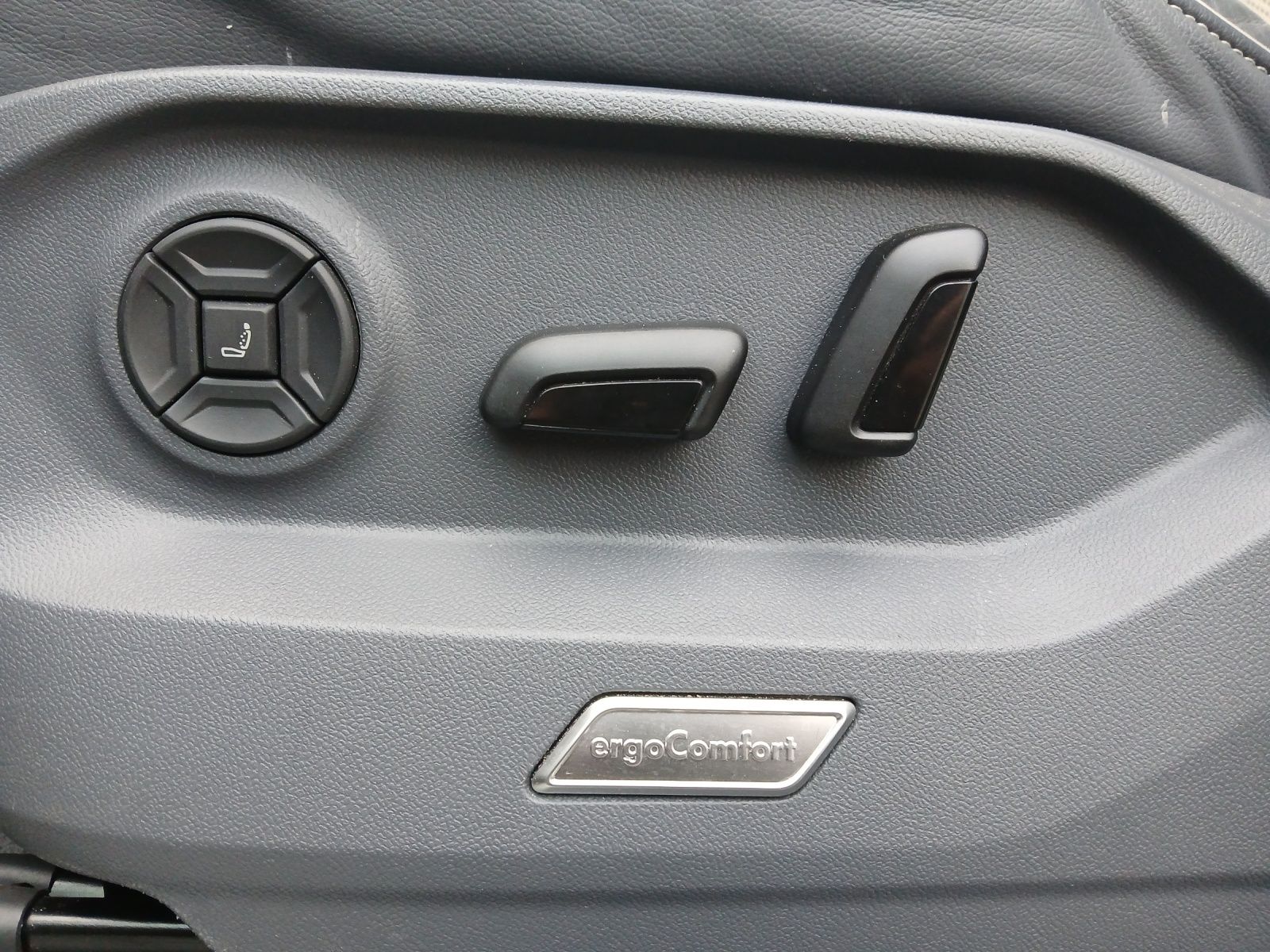 Fahrzeugabbildung Volkswagen Touareg eHybrid Elegance Matrix AHK Pano HUD AID