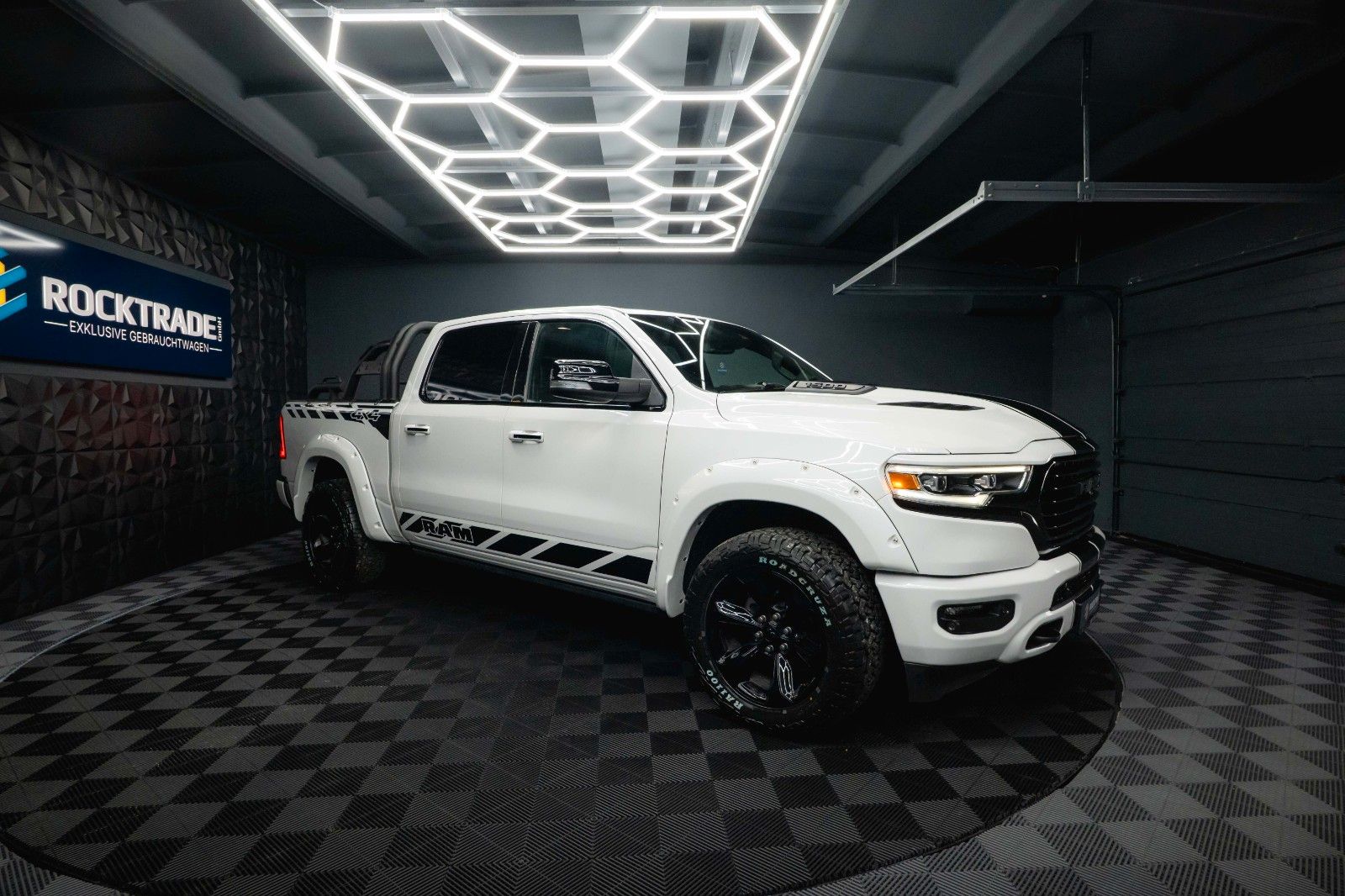 Fahrzeugabbildung Dodge RAM 5.7 V8 HEMI LIMITED Offroad Night-Paket *LED