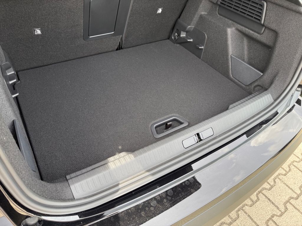Fahrzeugabbildung Citroën C4 Hybrid 145 TEAM D * Ganzjahresreifen