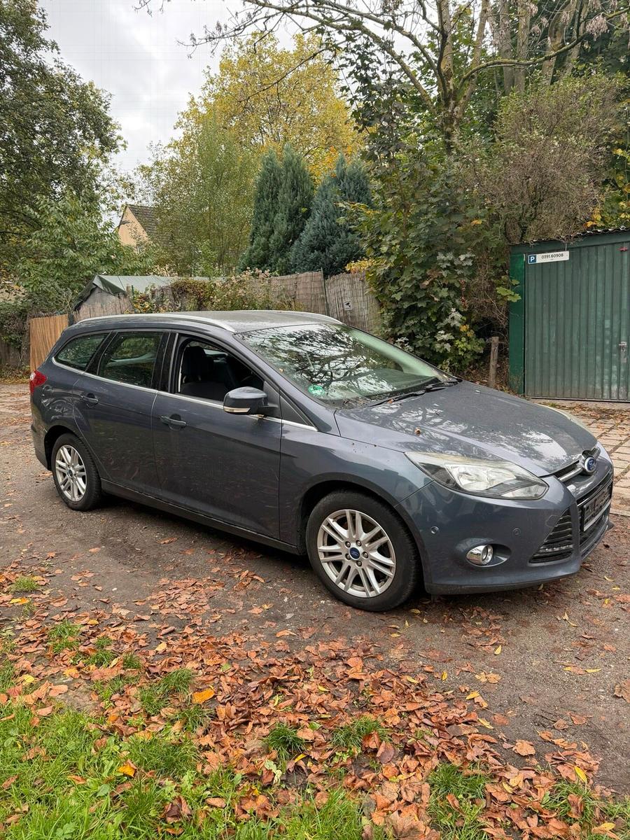 Ford Focus 2013 — rear view