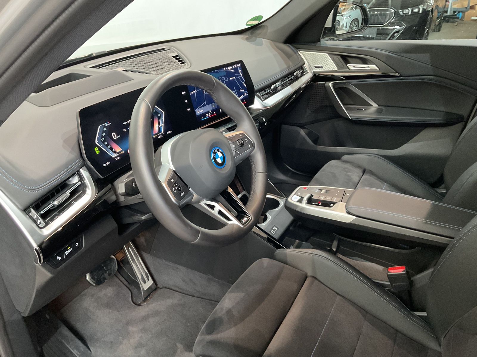 Fahrzeugabbildung BMW iX1 xDrive30 M Sportpaket | Panorama Glasdach |