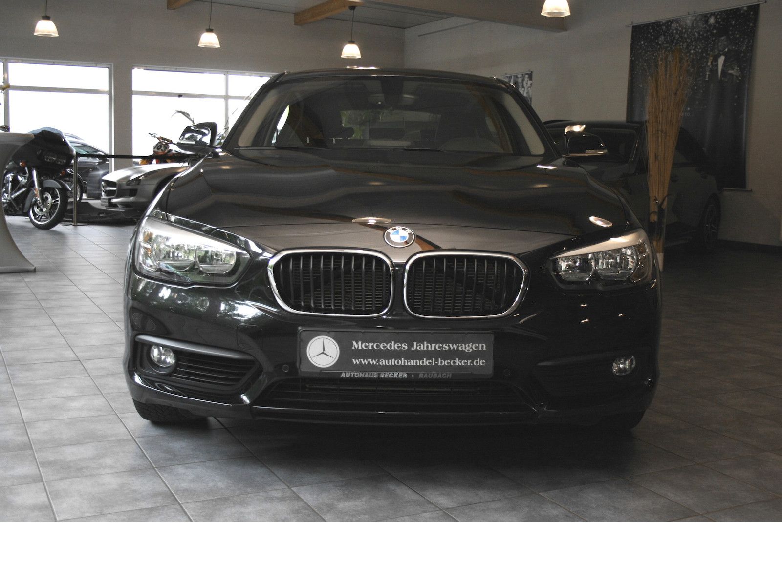 Fahrzeugabbildung BMW 118i Advantage *4-Türer*Schiebedach*PDC*Navi
