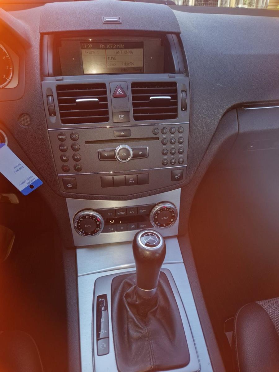 Mercedes-Benz C180 2010 — interior