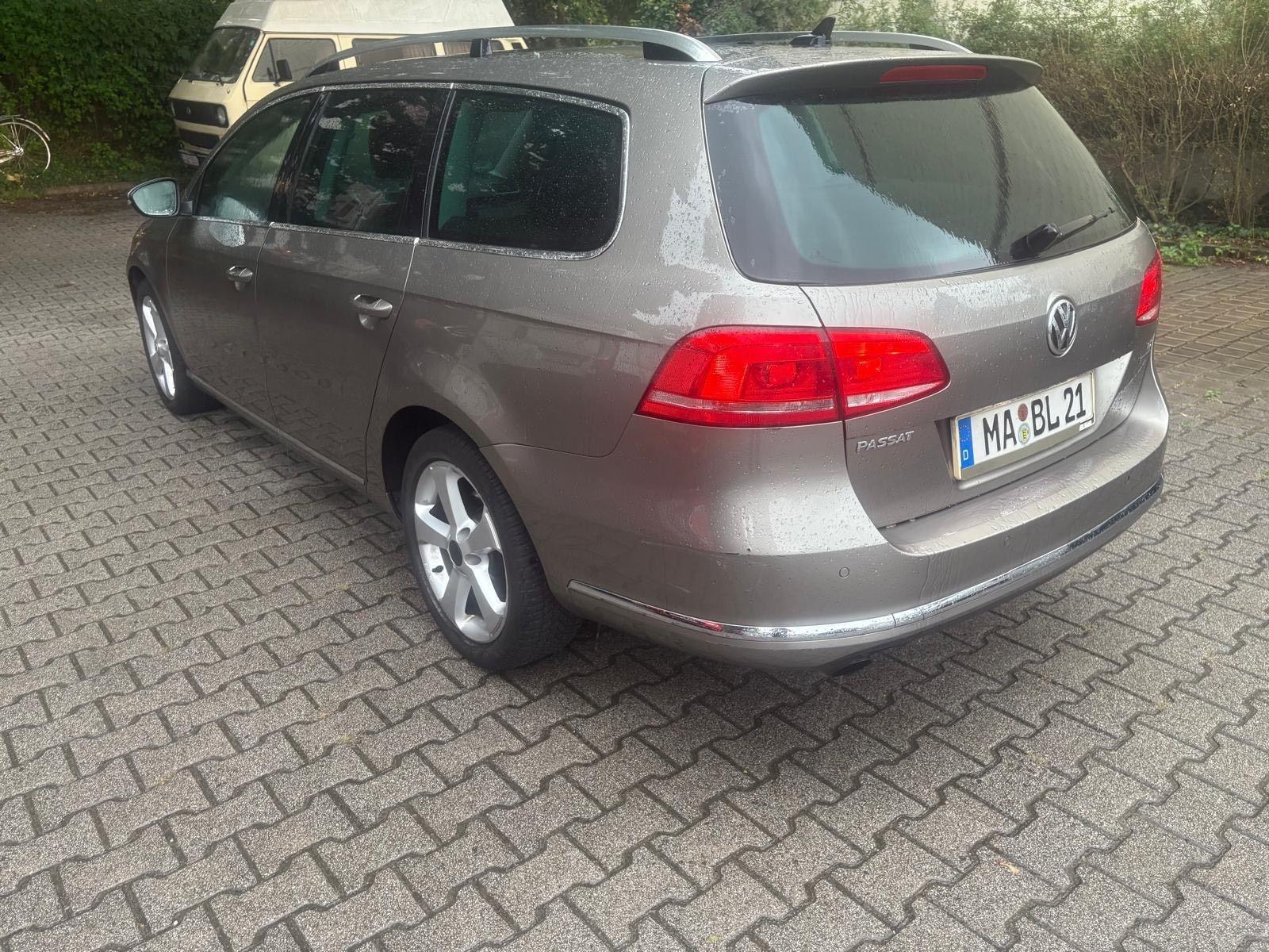 Volkswagen Passat 2011 — салон
