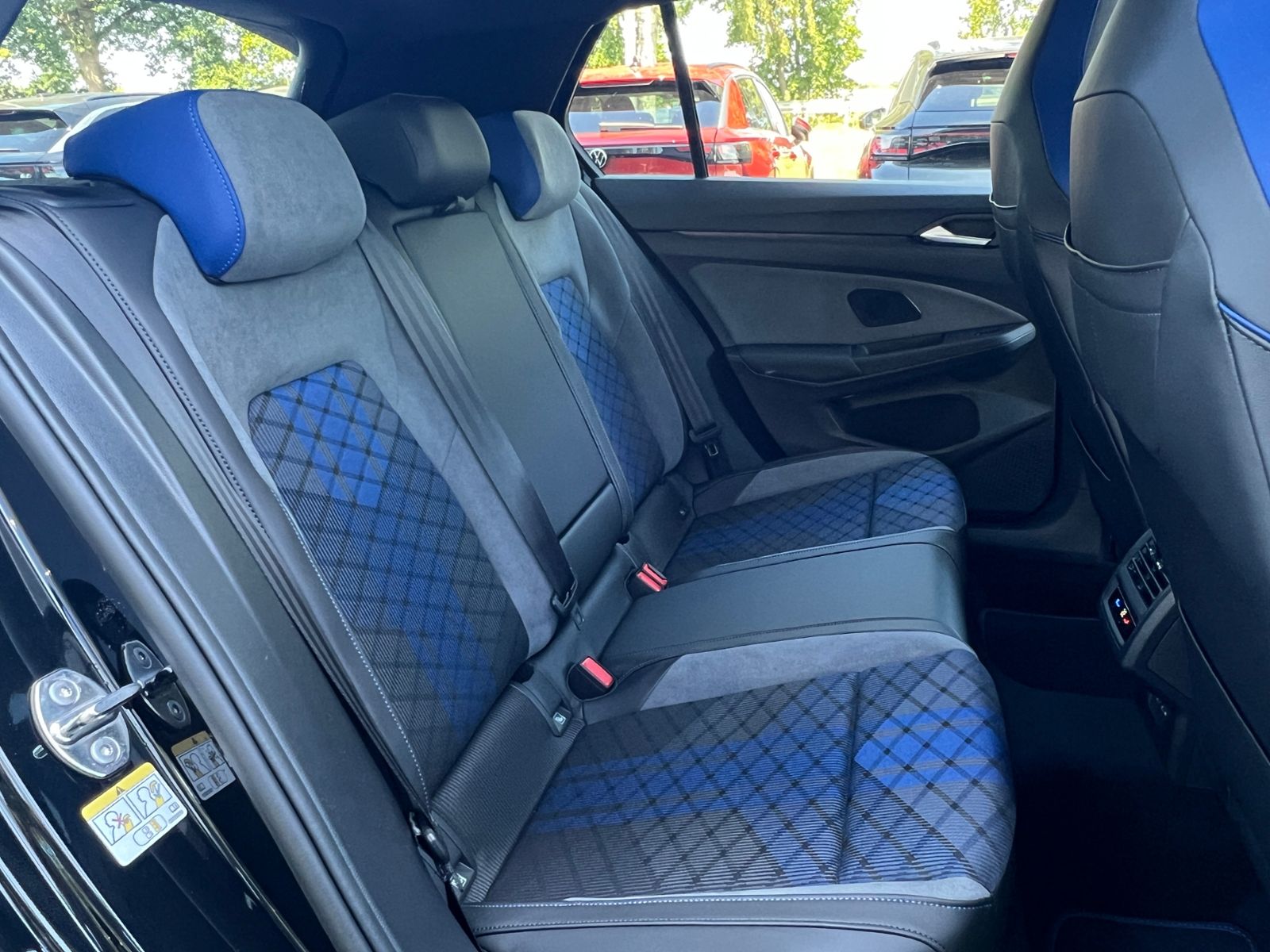 Fahrzeugabbildung Volkswagen Golf VIII R 2.0 TSI DSG 4MOTION *R-Performance,