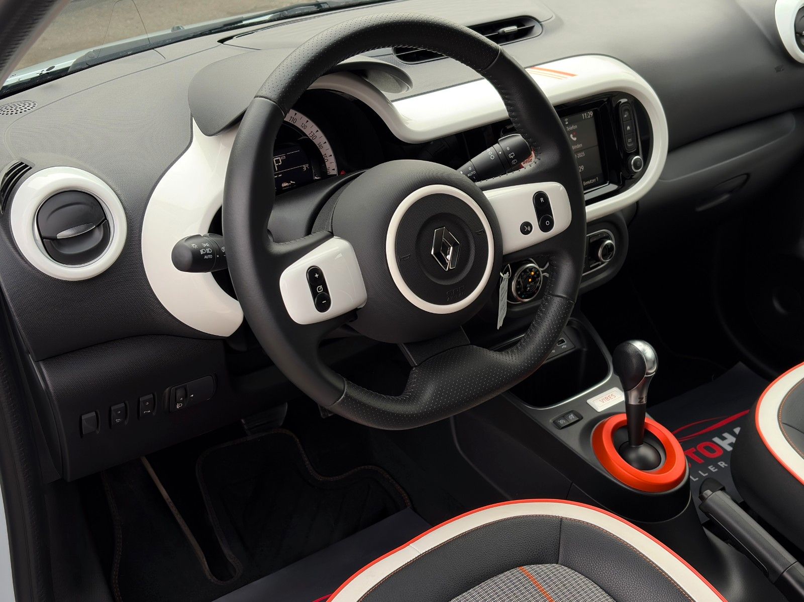 Fahrzeugabbildung Renault Twingo Vibes Electric Tempomat Carplay CAM SHZ