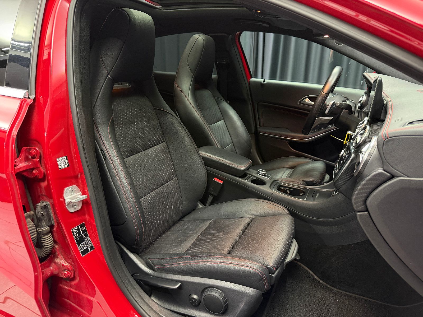 Fahrzeugabbildung Mercedes-Benz A 250 4Matic AMG-LINE|PANORAMA|7G AUTOMATIK|