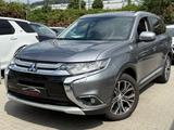 Mitsubishi Outlander 2.2DI-D 4WD 7-Sitzer/TOP/PANORAMA/AHK - Mitsubishi Gebrauchtwagen in Mannheim