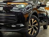 Volkswagen Tiguan 1,5 eTSI People el.schw.AHK Sicherheit... - Volkswagen Tiguan: Schwarz