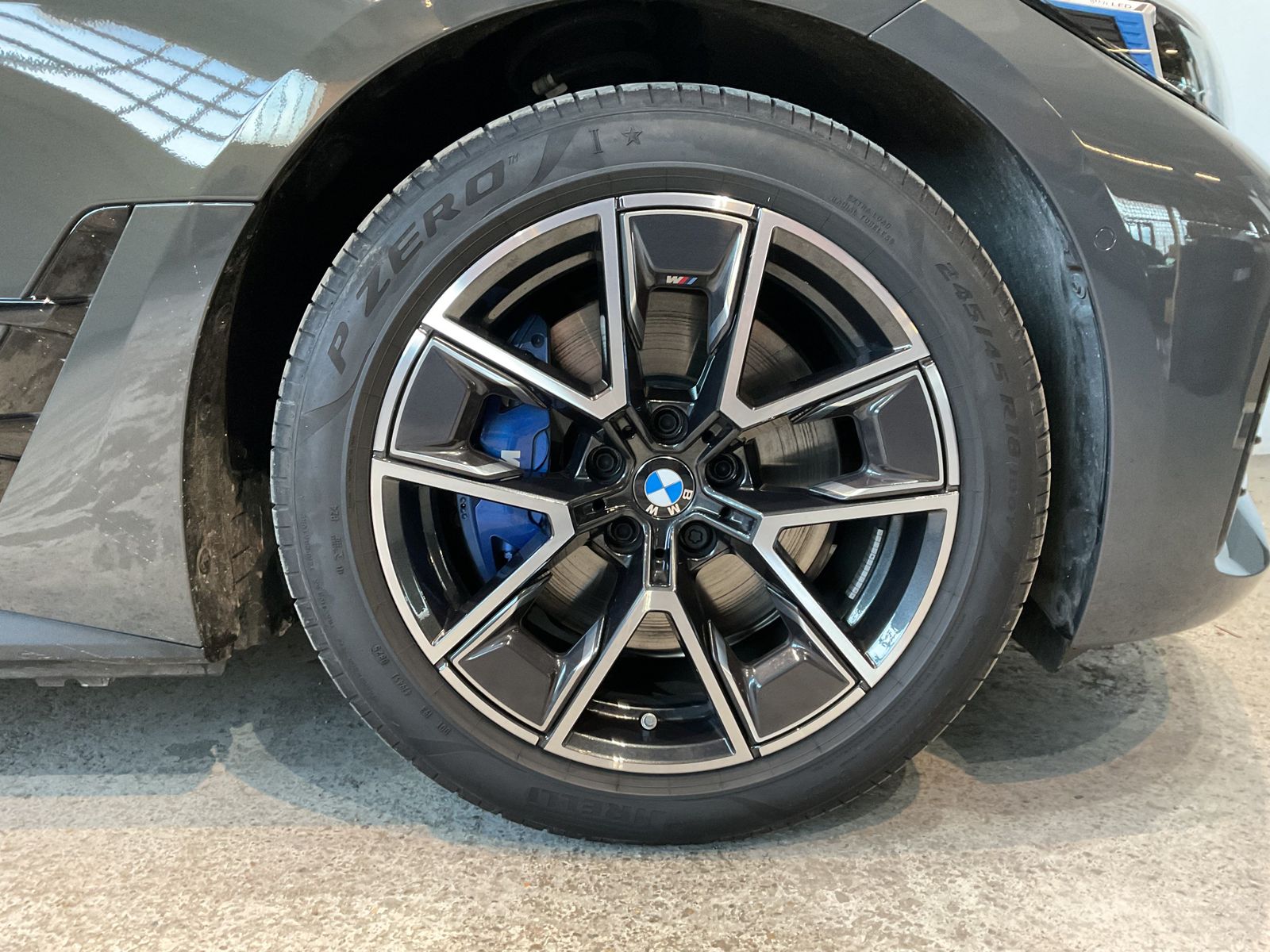 Fahrzeugeinzelansicht 16 Fahrzeugabbildung BMW i4 xDrive40 Gran Coupé, Parking Assistant Plus