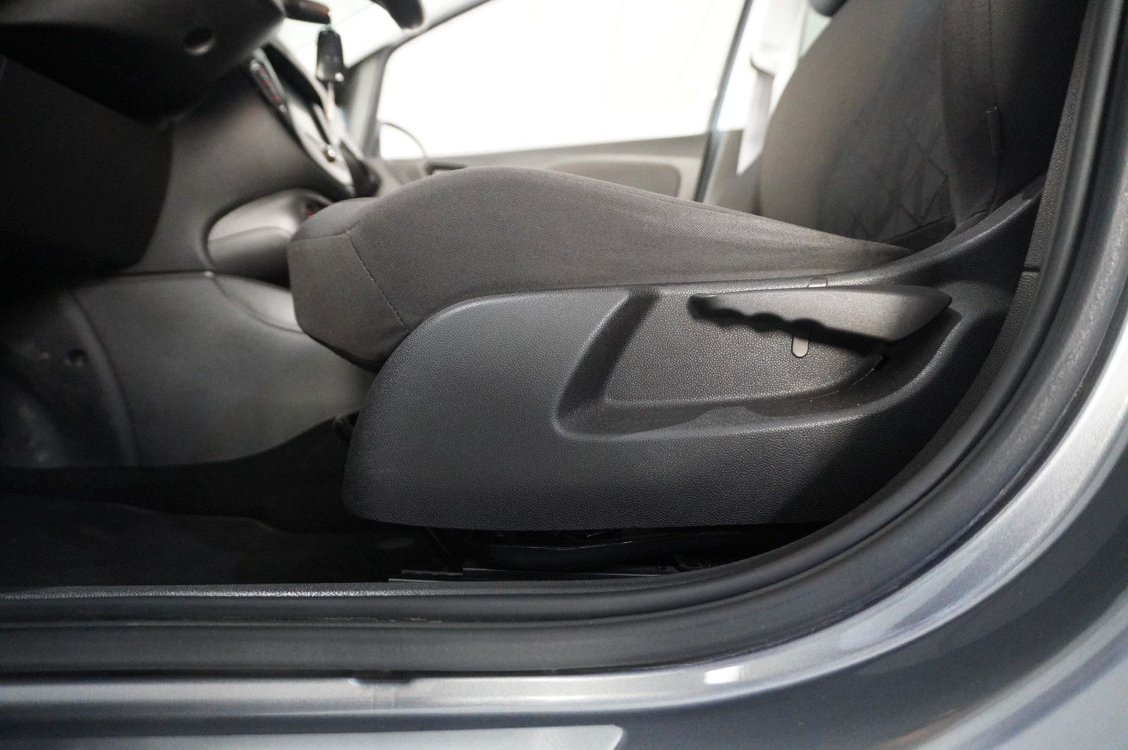 Fahrzeugabbildung Opel Corsa E 1.4 120 JAHRE 5-TÜR NAVI/SHZ/KAMERA/TEMP