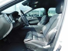 Fahrzeugabbildung Volvo XC60 B4 D AWD Plus Dark 'SHZ, H&K'