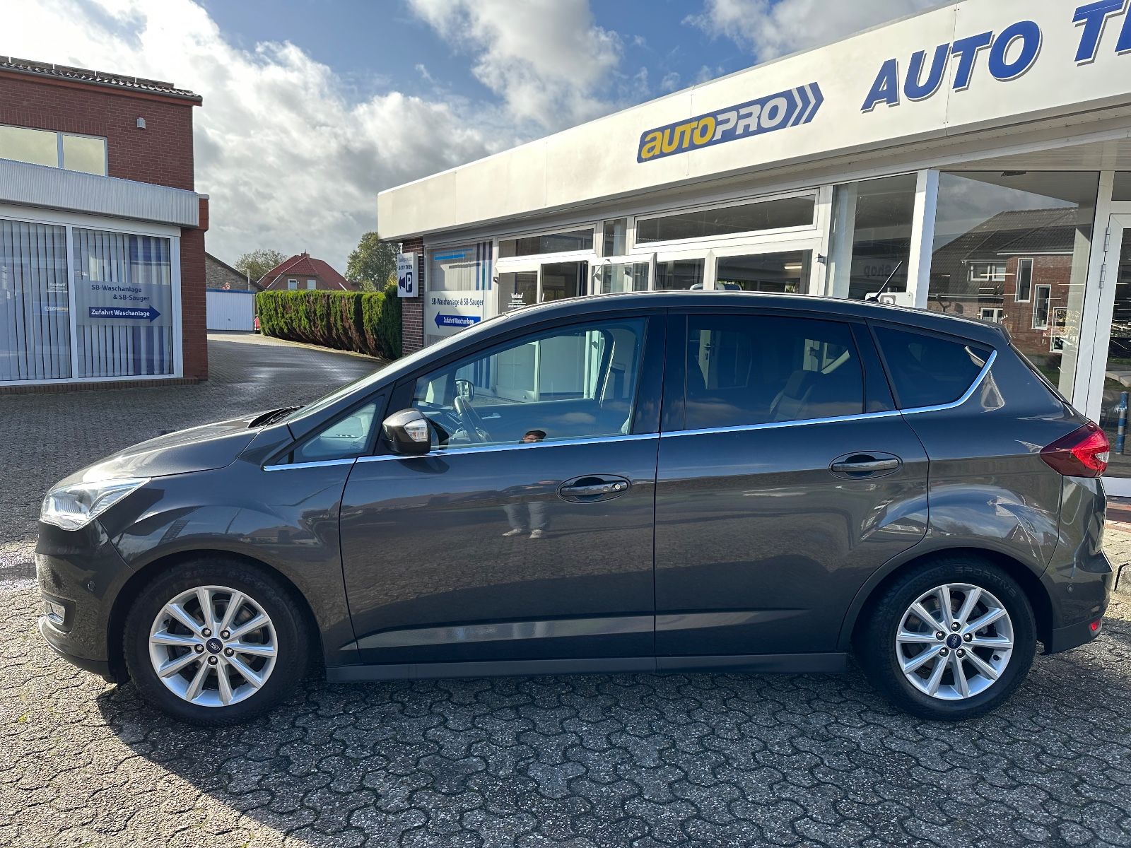 Fahrzeugabbildung Ford C-Max 1.0 EB Titanium Navi/SHZG/ParkPilot/GJR