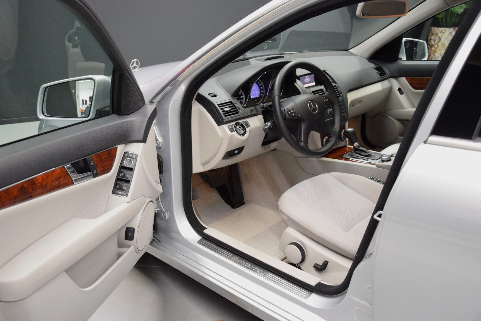 Fahrzeugabbildung Mercedes-Benz C 180 CGI Elegance Limousine Automatik 1. Hand
