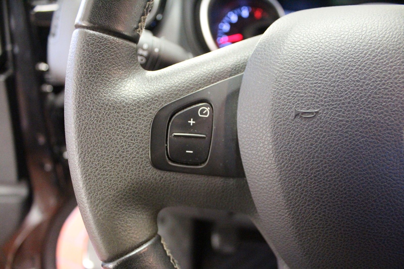 Fahrzeugabbildung Renault Trafic Grand dCi 145 L2H1 LKW 3.0t AHK