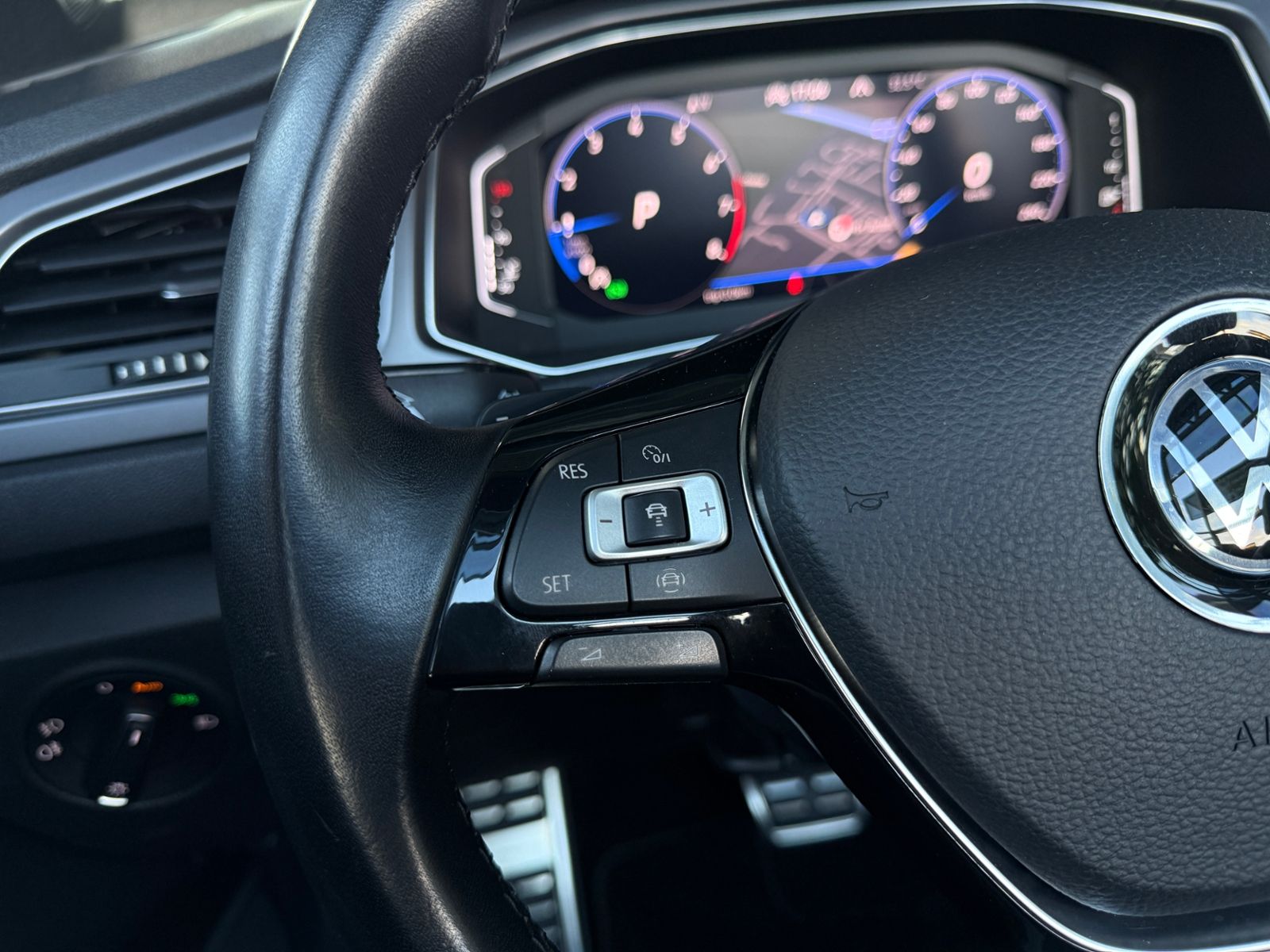 Fahrzeugabbildung Volkswagen T-Roc Cabriolet R-Line Black AHK LED RFK 19"