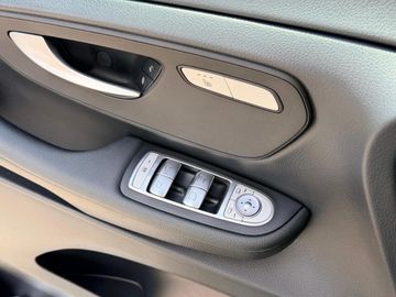 Mercedes V 220 - 12