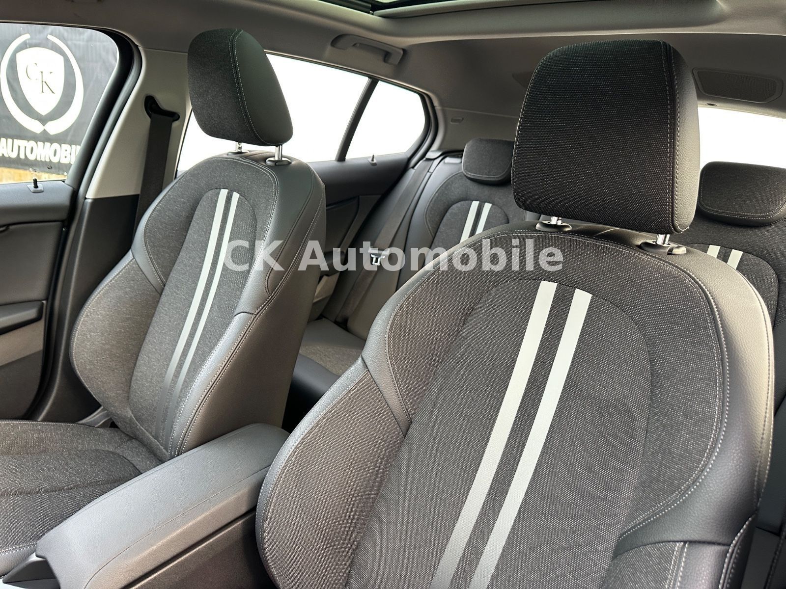 Fahrzeugabbildung BMW 118d Sport-Line/Shadow-Line/Navi/Pano/LED/PDC