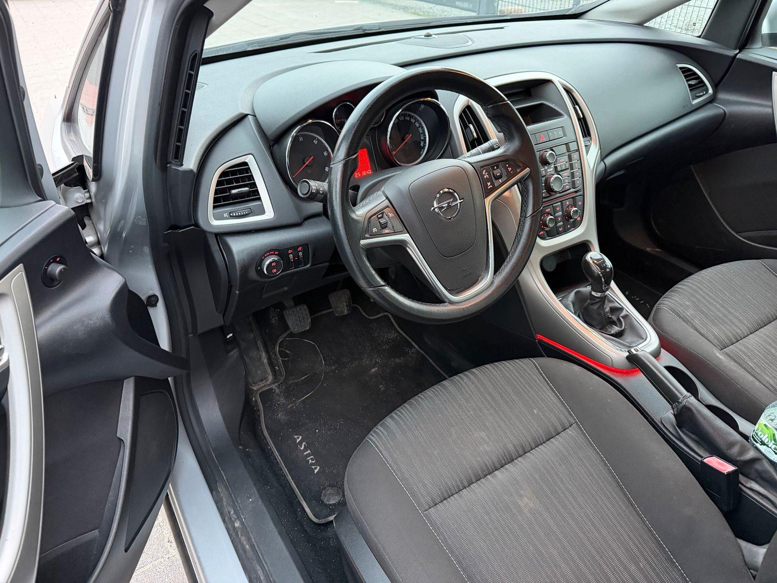 Opel Astra 2011 — photo 6