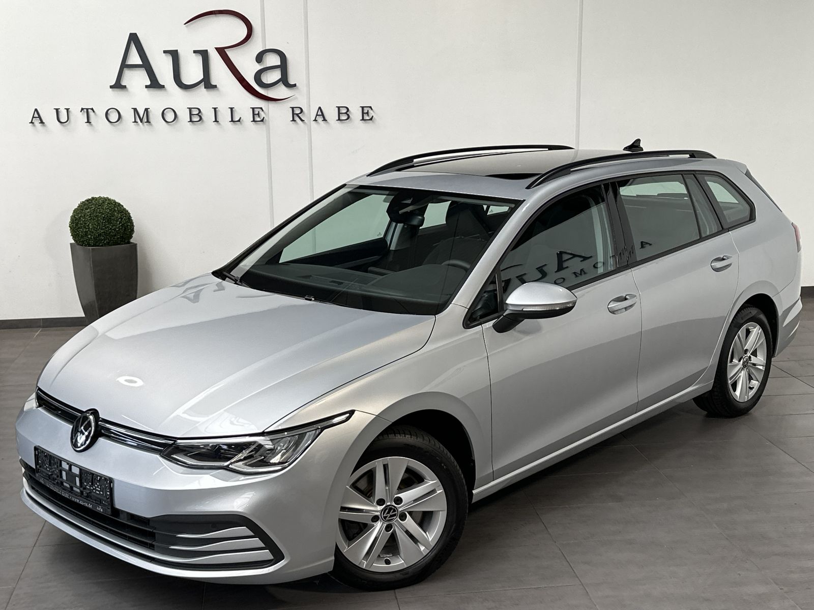 Fahrzeugabbildung Volkswagen Golf Variant 2.0 TDI DSG Life NAV+LED+AHK+PANORA