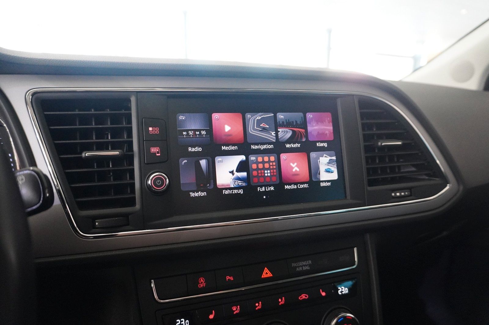Fahrzeugabbildung SEAT Leon ST 1.6 TDI STYLE DSG NAVI/LED/KAMERA/SH/AHK