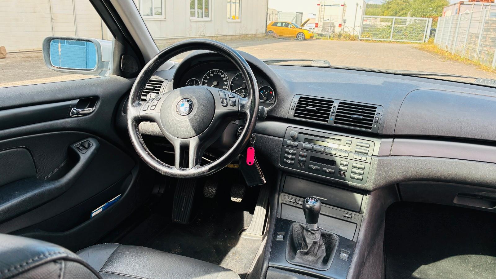BMW 316 2004 — салон