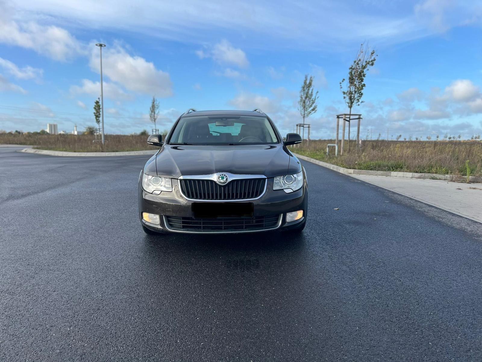 Skoda Superb 2012 — rear view