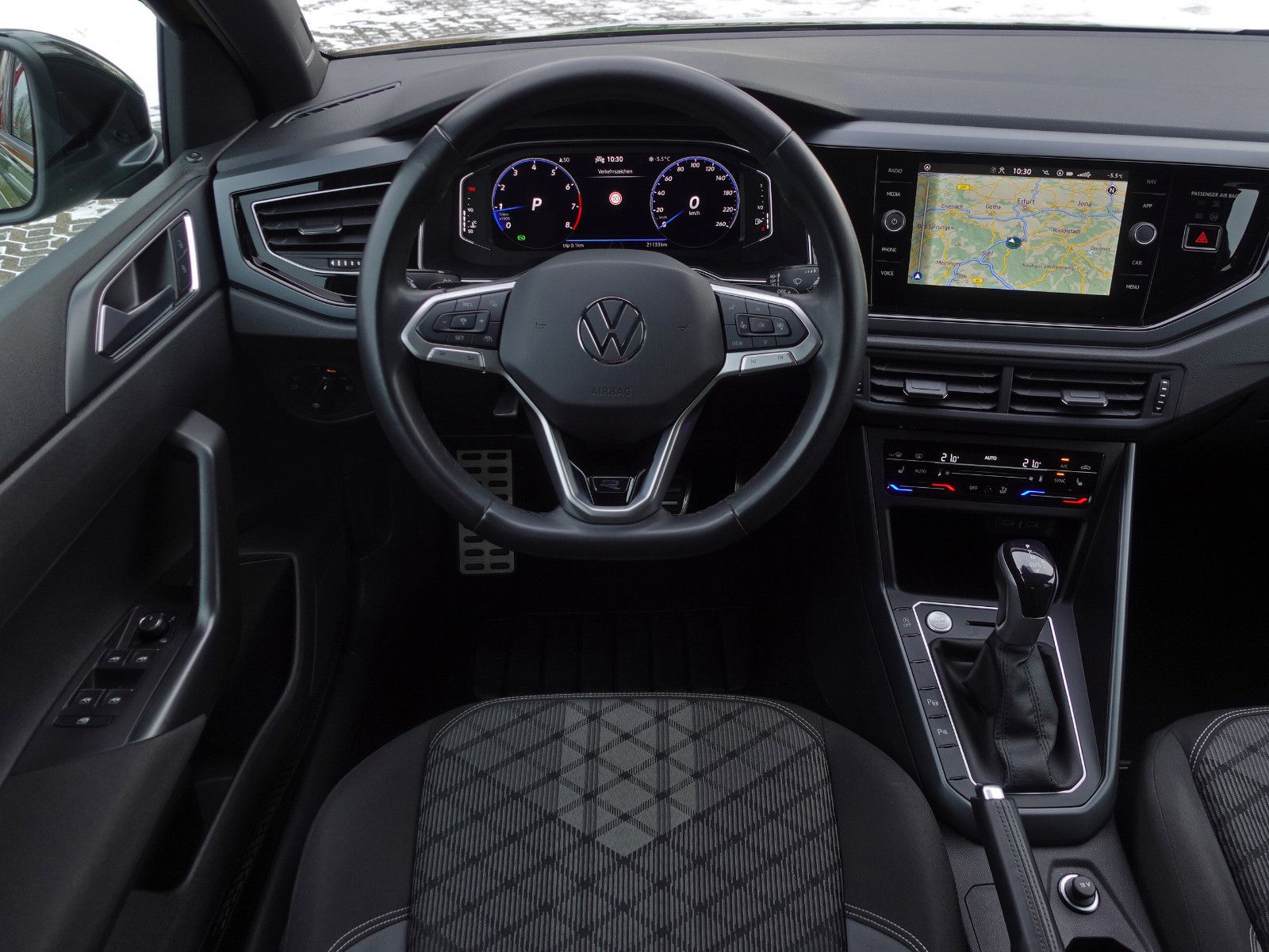 Fahrzeugabbildung Volkswagen Taigo 1.5 TSI DSG R-Line Black Style AHK Assist