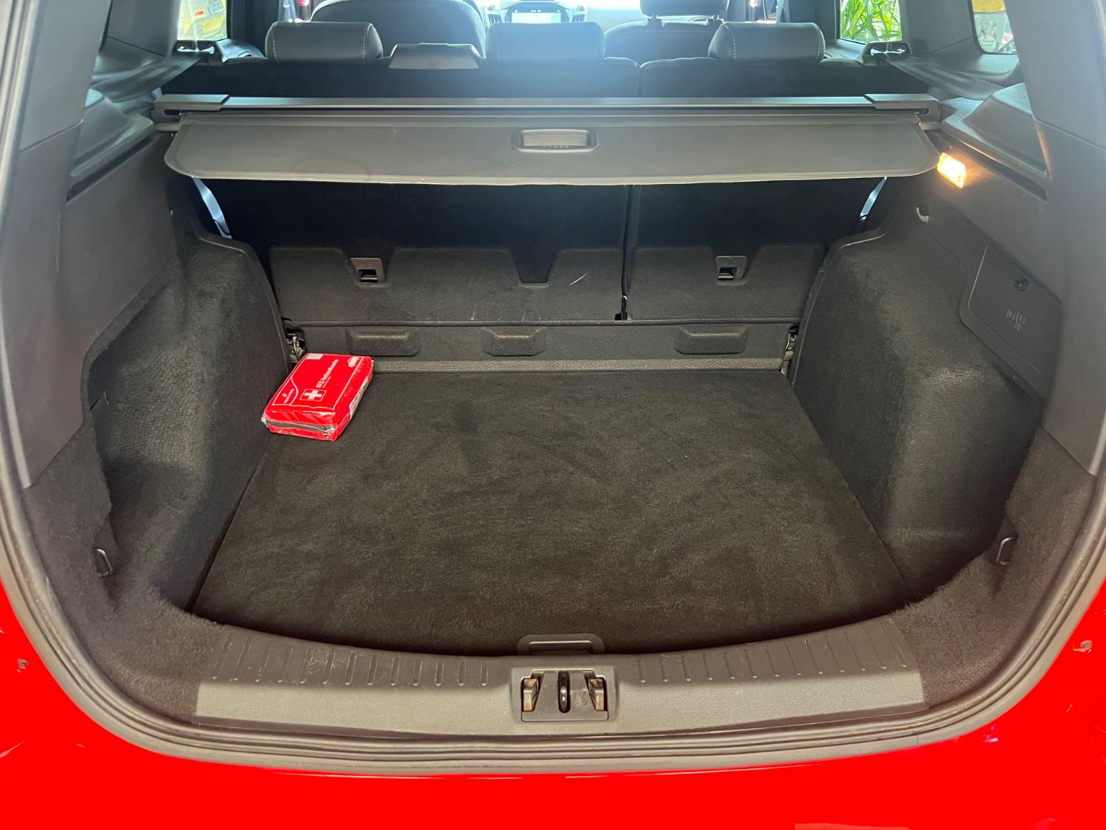 Fahrzeugabbildung Ford Kuga ST-Line * ROT/SCHWARZ *