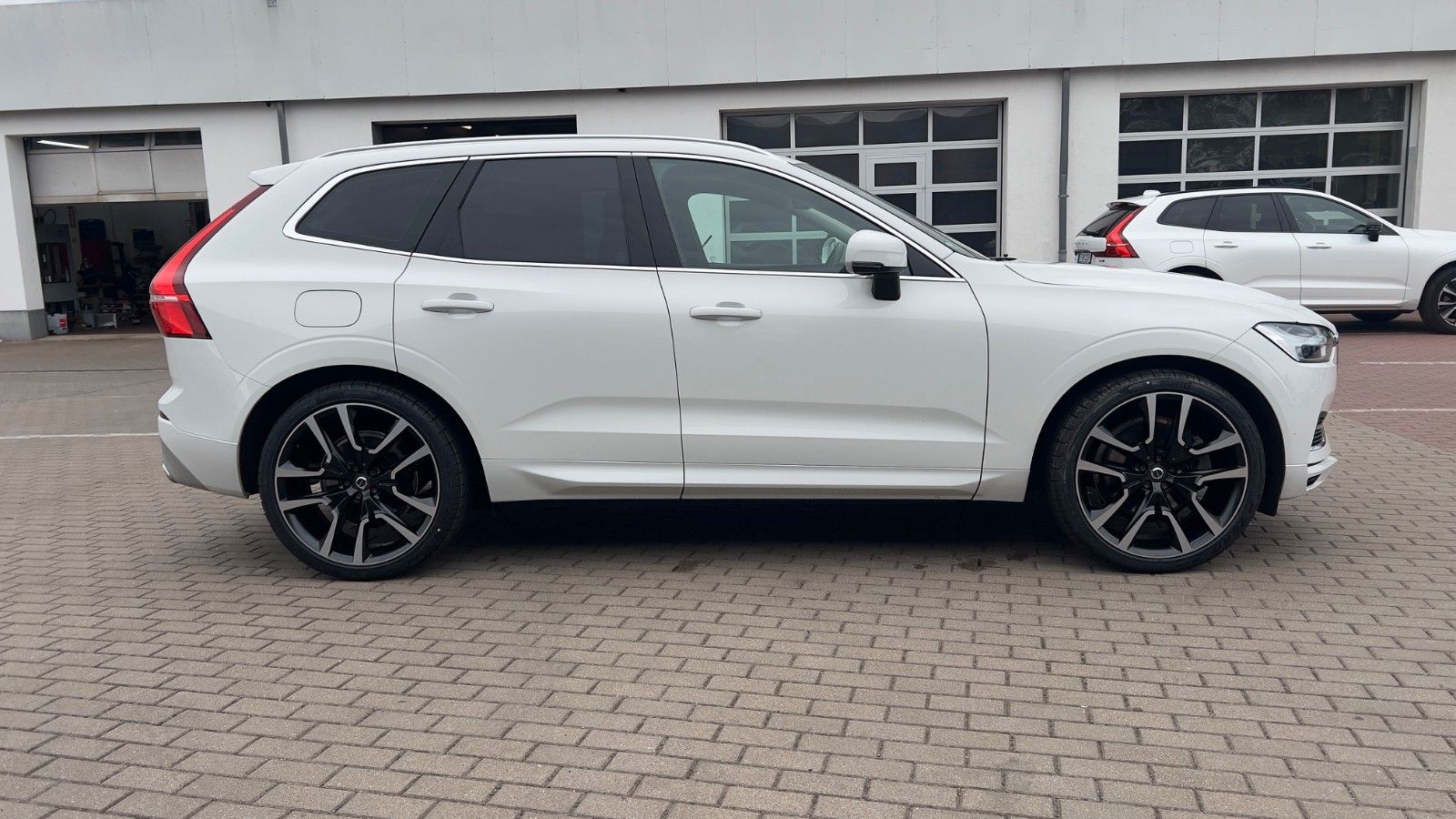 Fahrzeugabbildung Volvo XC60 T8 AWD *LUFT*STHZG*AHK*4x Sitzhzg*22Zoll*