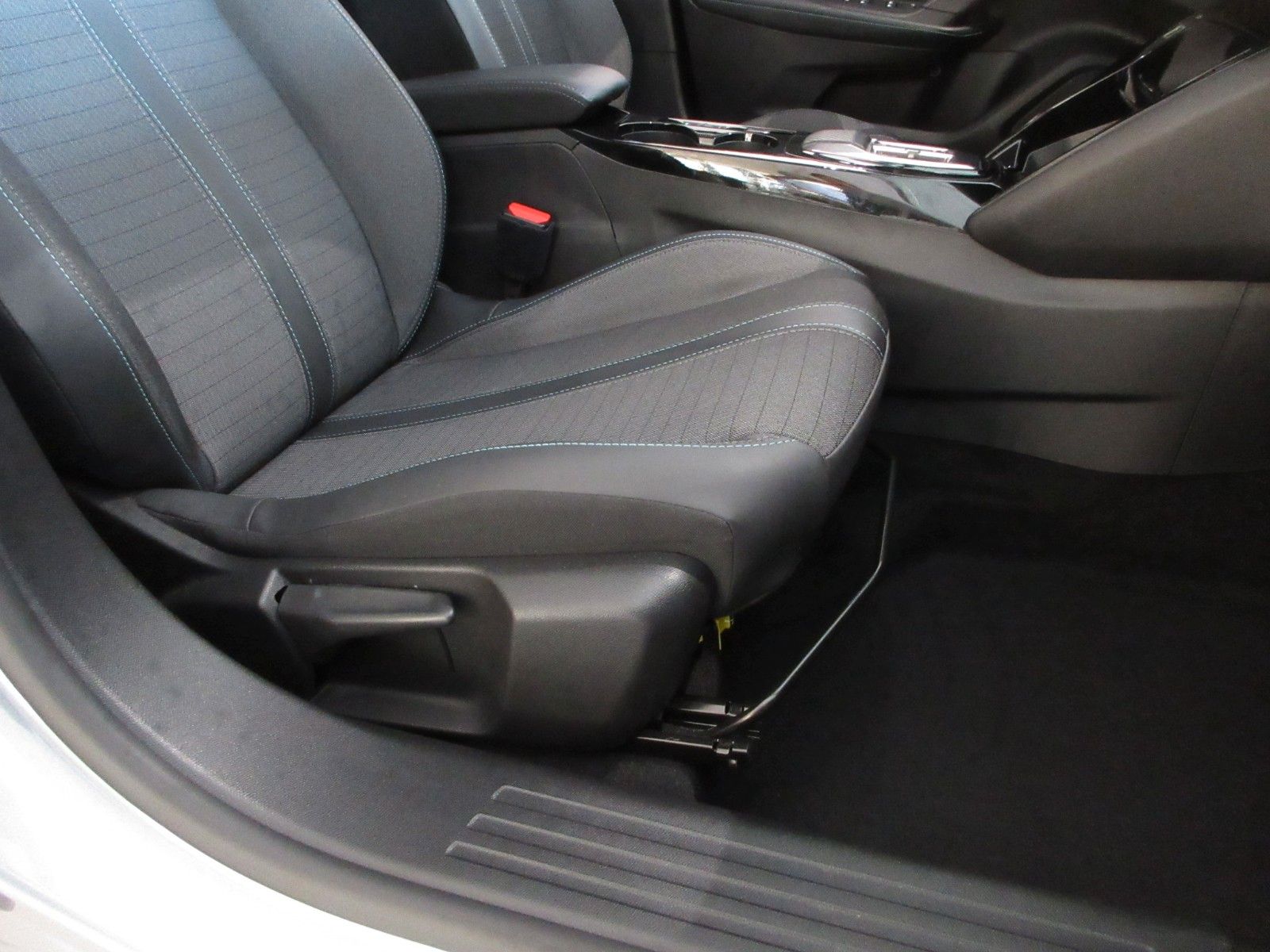 Fahrzeugabbildung Peugeot 2008 Allure 1.2T LED/NAVI/PDC/R´CAM/ALU