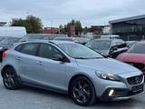 Volvo V40 Cross Country Momentum - Volvo V40 Limousine Momentum mit Diesel-Antrieb