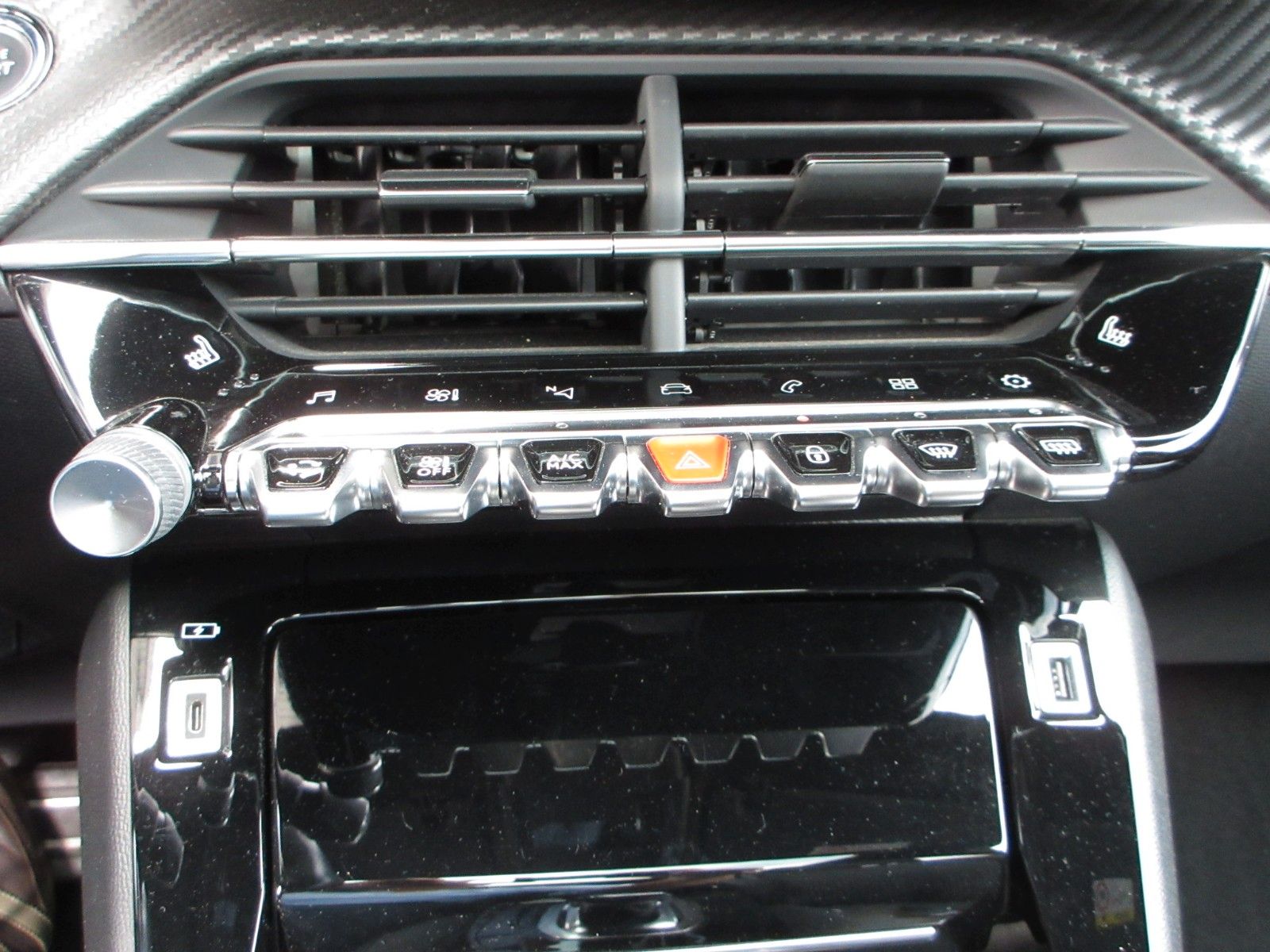 Fahrzeugabbildung Peugeot 208 1.2T GT  LED/NAVI/SHZ/PANO/HEAD/CAM/PDC/17"