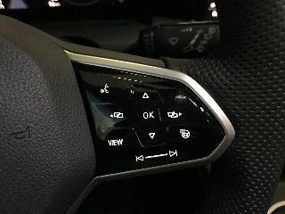 Fahrzeugabbildung Volkswagen Golf VIII Lim. R-Line LED Navi DAB ACC