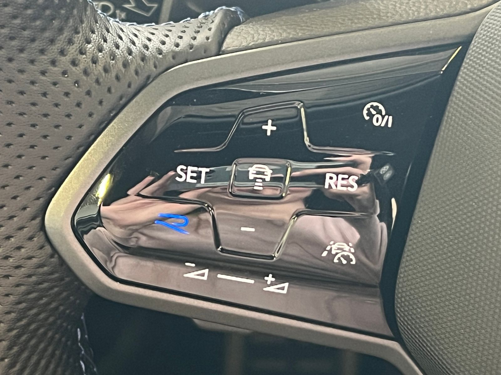 Fahrzeugabbildung Volkswagen T-Roc R 2.0 TSI DSG 4Motion*R-Performance, Black