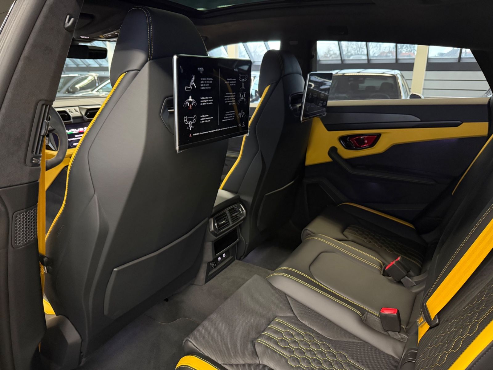 LAMBORGHINI Urus - 23