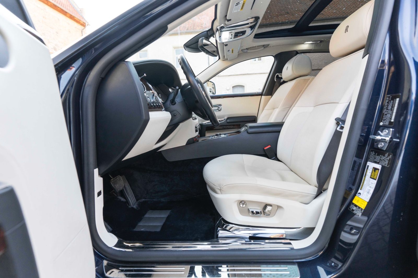 Fahrzeugabbildung Rolls-Royce Ghost V12 TWO TONE FACELIFT STERNHIMMEL KÜHLBOX