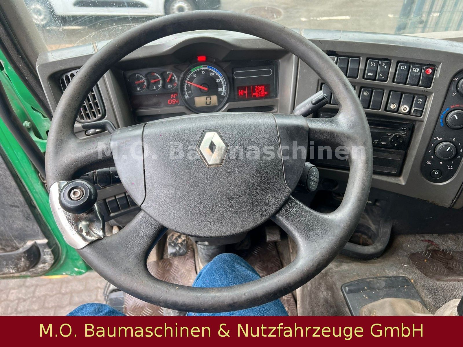 Fahrzeugabbildung Renault Kerax 450.32 / 8x4 / Bordmatik / Blatt/Blatt