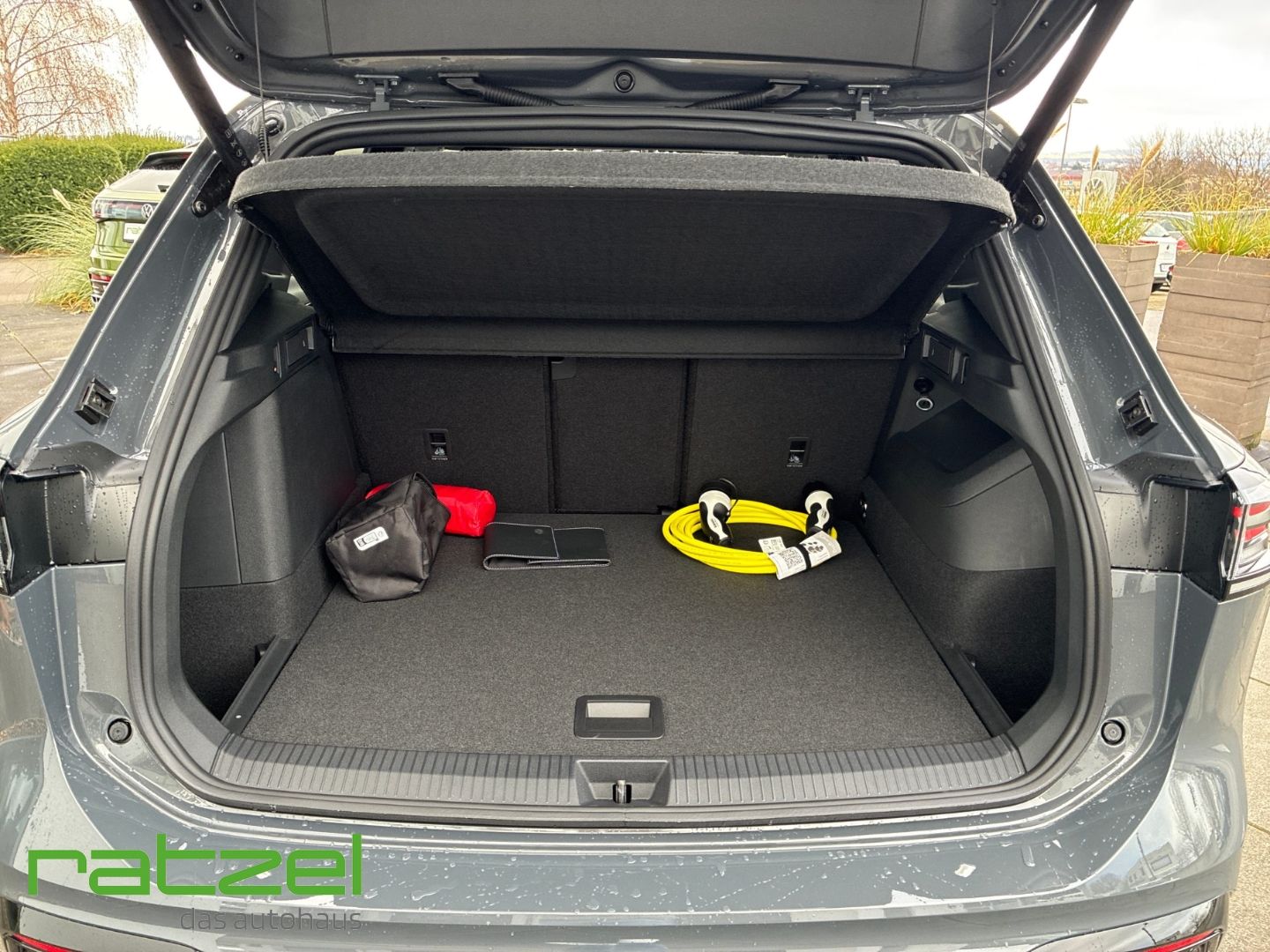 Fahrzeugabbildung Volkswagen Tiguan R-LINE eHybrid Standh.+AHK+HARMAN+IQ.Ligh