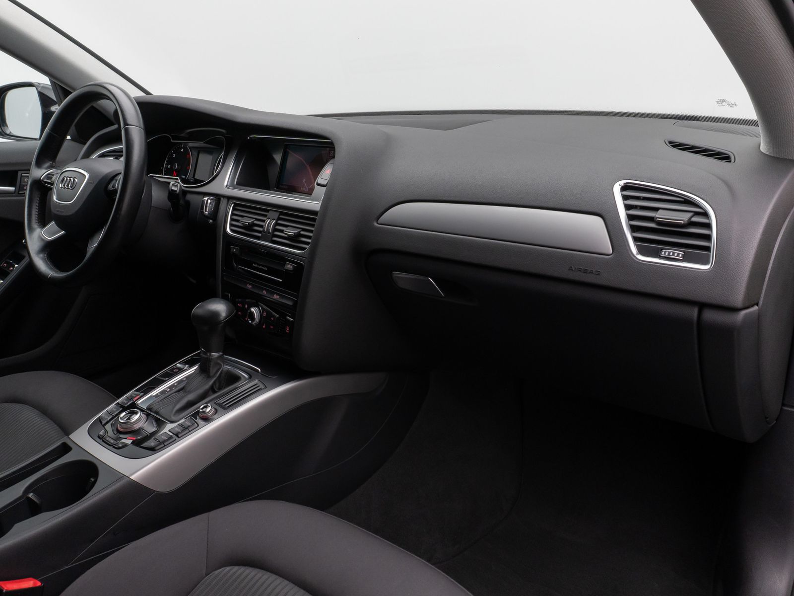 Fahrzeugabbildung Audi A4 Lim. Attraction Navigation Sitzhzg PDC AHK