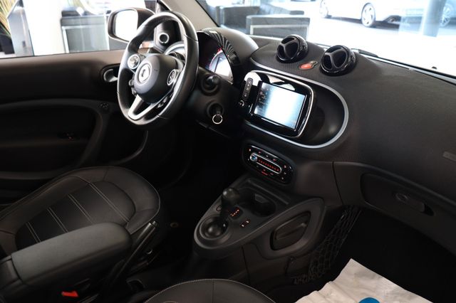 Fahrzeugabbildung Smart ForTwo Cabrio|AUT.|NAVI|LEDER|SHZ|JBL|LED